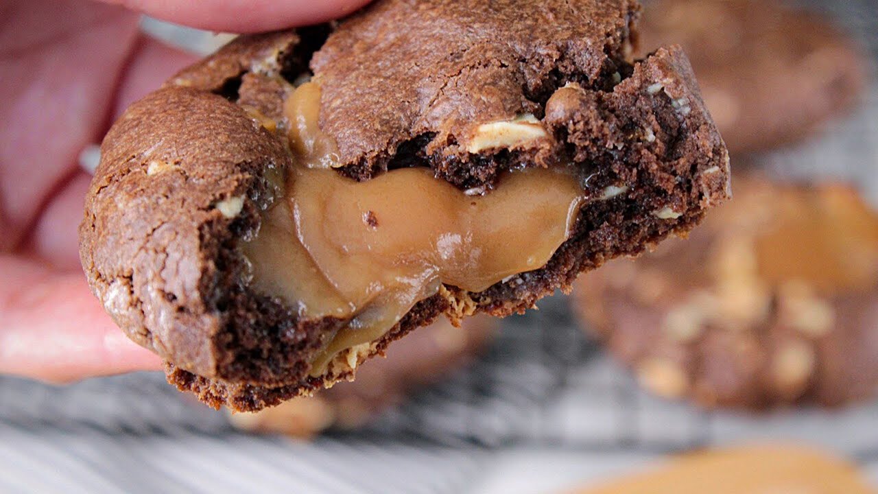 Receita de Cookies de Chocolate com Gotas de Caramelo: Crocantes por Fora e Macios por Dentro