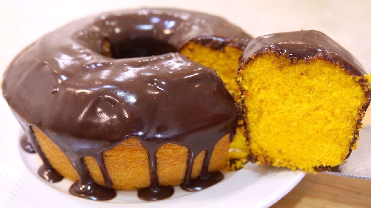 Receita de Bolo de Cenoura com Cobertura Cremosa de Chocolate: Um Clássico Brasileiro